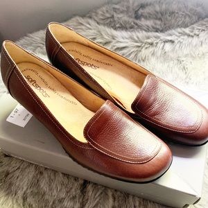 Softspots NWOT- 7.5 Brown Leather Pump